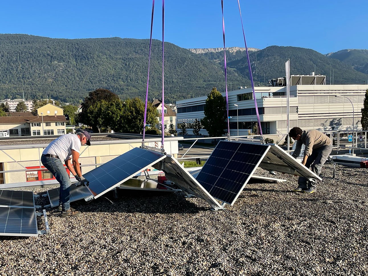 SmartSolarBox kommt mittels Kraun auf das Dach - Schritt 4.1